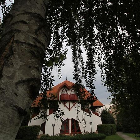 Готель Grantek Ueduelohaz Балатонлелле Екстер'єр фото